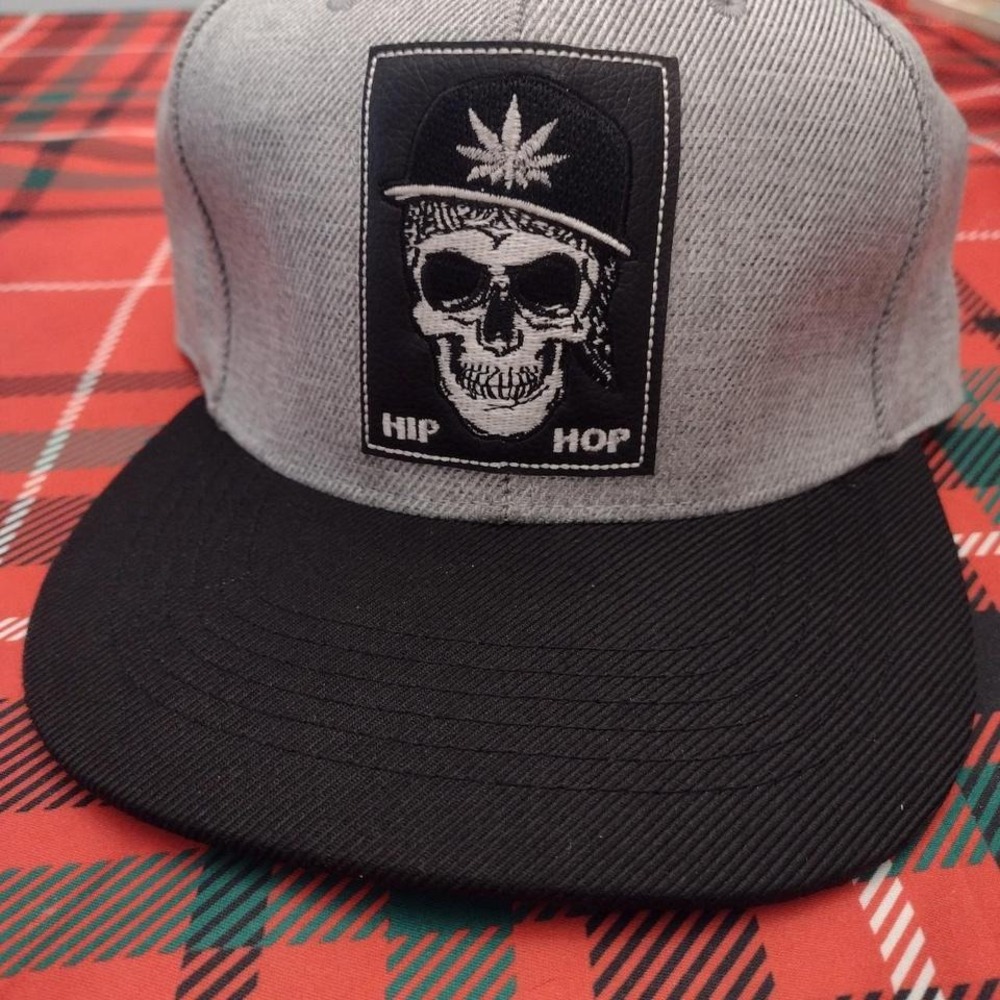 Grey and black snapback skull design with leaf hip hop
